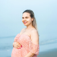 Maternity photo with natural emotions by the ocean. Natural maternity photo outdoors near ocean – NYC photographer
