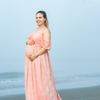 Early morning maternity photo by the ocean. Pregnancy photography at sunrise by the beach – NYC