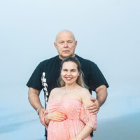 Pregnant woman with partner by the ocean. Maternity couple session by the ocean – NYC outdoor photographer
