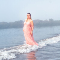 Pregnant woman captured outdoors with natural light. Outdoor maternity session with natural light – NYC photography