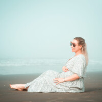 Close-up of an expecting mother outdoors. Outdoor maternity close-up photo – New York photographer